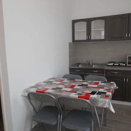 Apartament Irisz Es Mark *