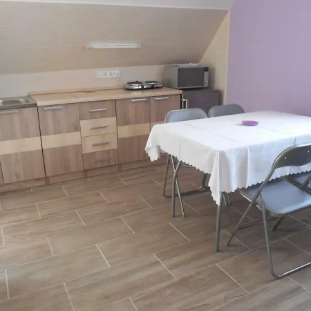 Apartament Irisz Es Mark *